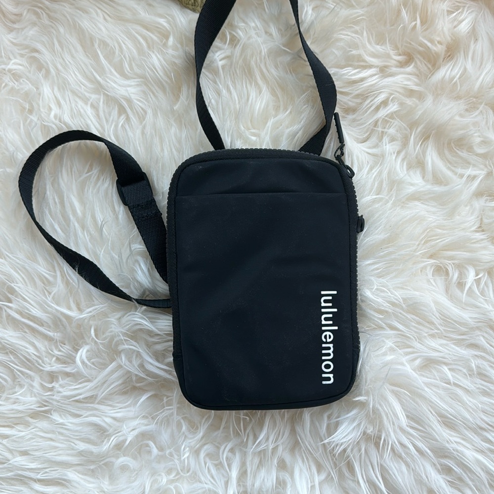 LULULEMON Elongated Crossbody